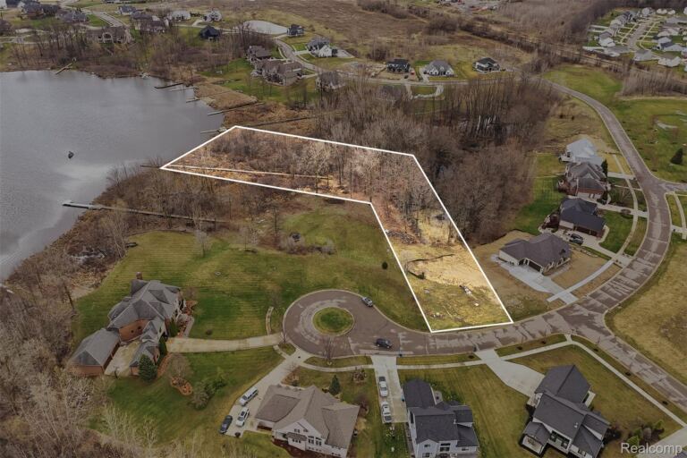 14275 Wright Dr, Fenton