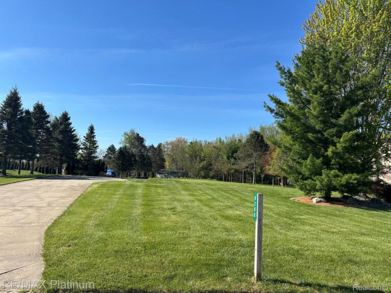 4299 Lake Farms Ct, Fenton