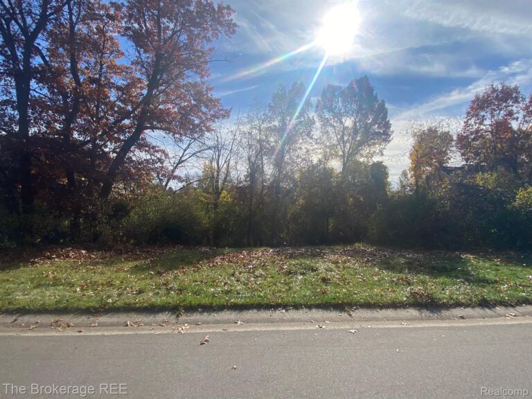 9035 Huron Bluffs Dr, White Lake