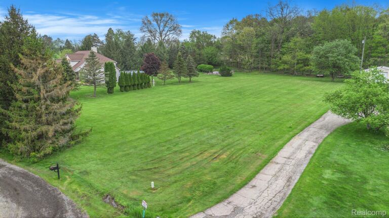 4864 Cooley Lake Ct, Commerce Charter Township