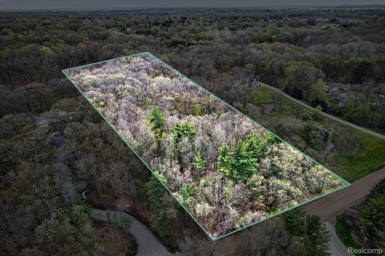 6944 Cooley Lake Rd, White Lake
