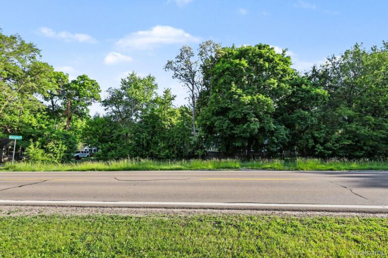 2491 Hoover Ave, West Bloomfield
