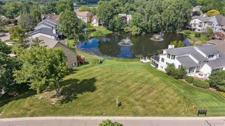 1062 Forest Bay Dr, Waterford