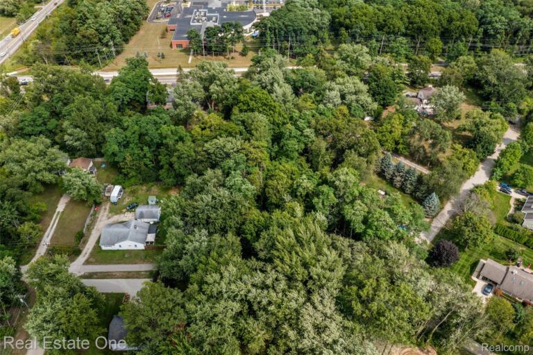 Vacant Tamworth St, Commerce Charter Township