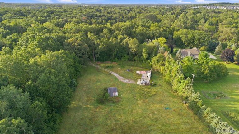 700 W Maple Rd, Milford
