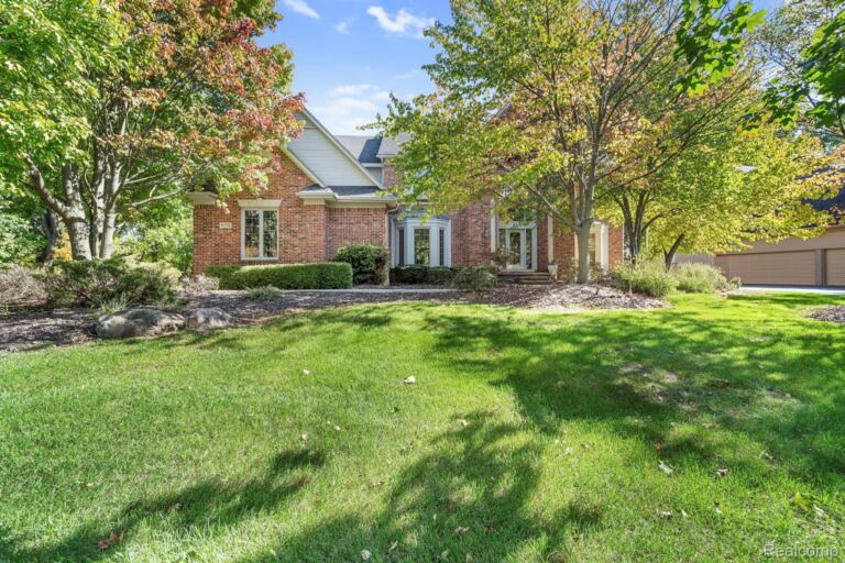 6775 Carlyle Xing, West Bloomfield Charter Township