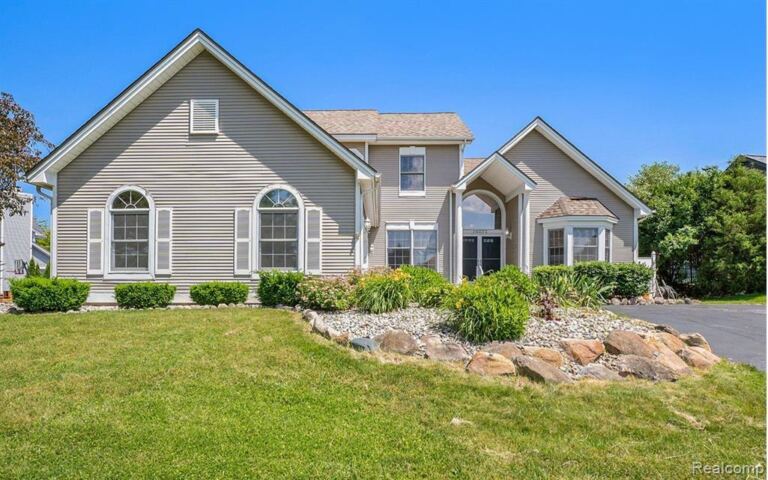 16073 Silverwood Dr, Fenton Charter Township