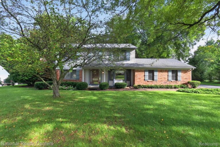 9321 Overdale Ln, Brighton Township