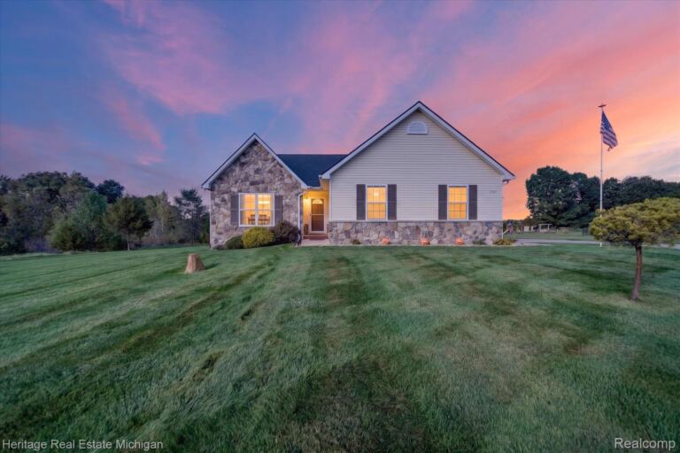 9172 Acacia Trl, Putnam Township
