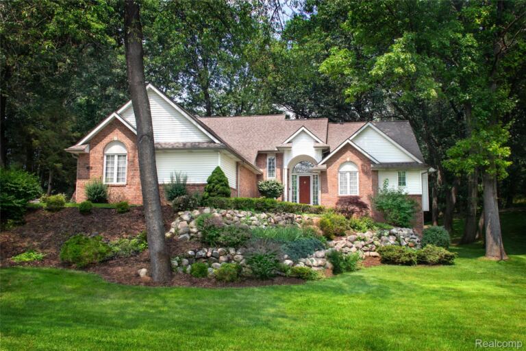 7781 Partridge Hill Dr, Hamburg Township