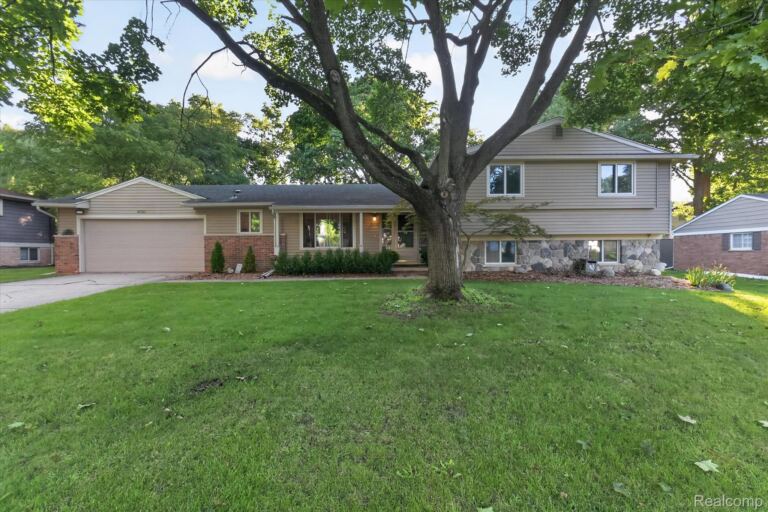 4035 Iverness Ln, West Bloomfield Charter Township