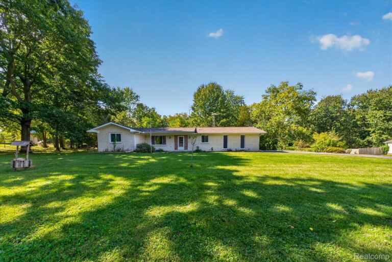4065 Marwood Dr, Howell Township