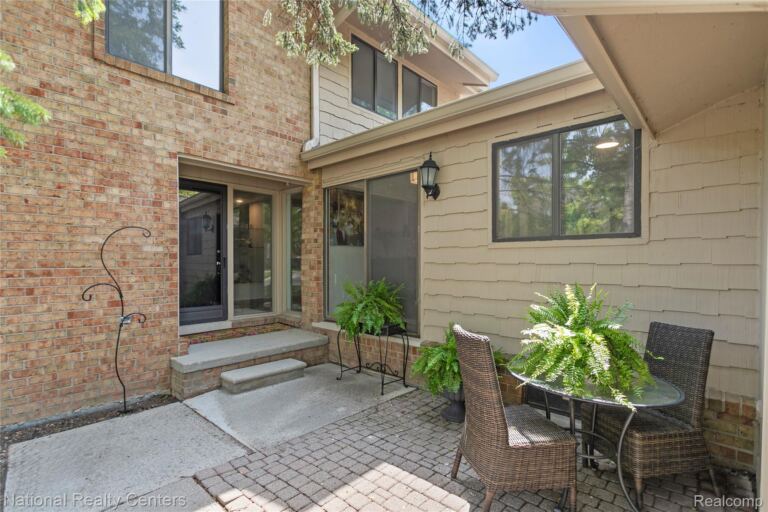 7103 Pebble Park Dr, West Bloomfield Charter Township