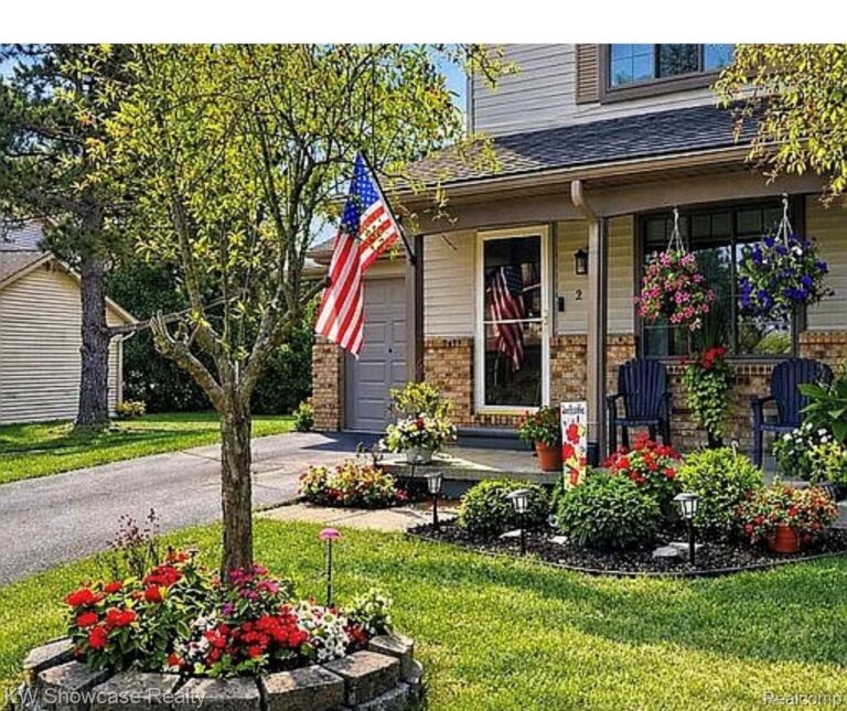 249 Wind Way Dr, Walled Lake