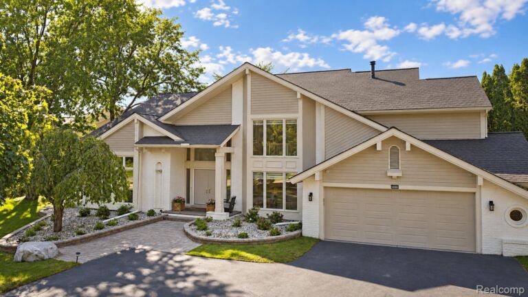 4833 Panorama Cir, West Bloomfield Charter Township