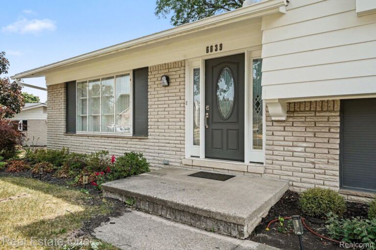 6639 Tamerlane Dr, West Bloomfield Charter Township