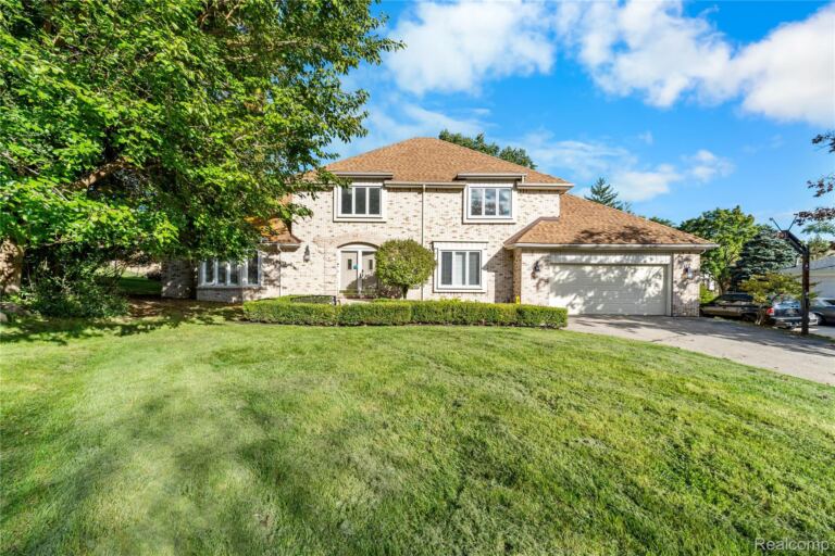 4776 S Knoll Ct, West Bloomfield Charter Township