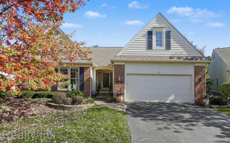 4646 Roundtree Dr, Genoa Township