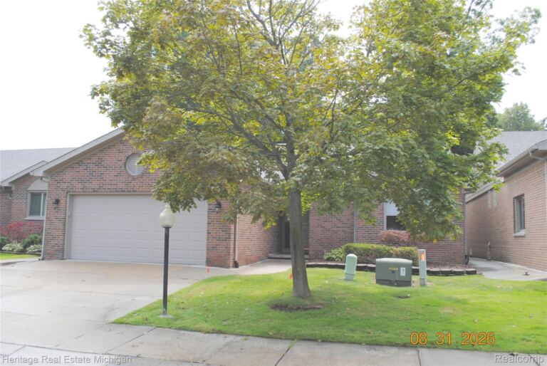 380 Walnut Dr, South Lyon