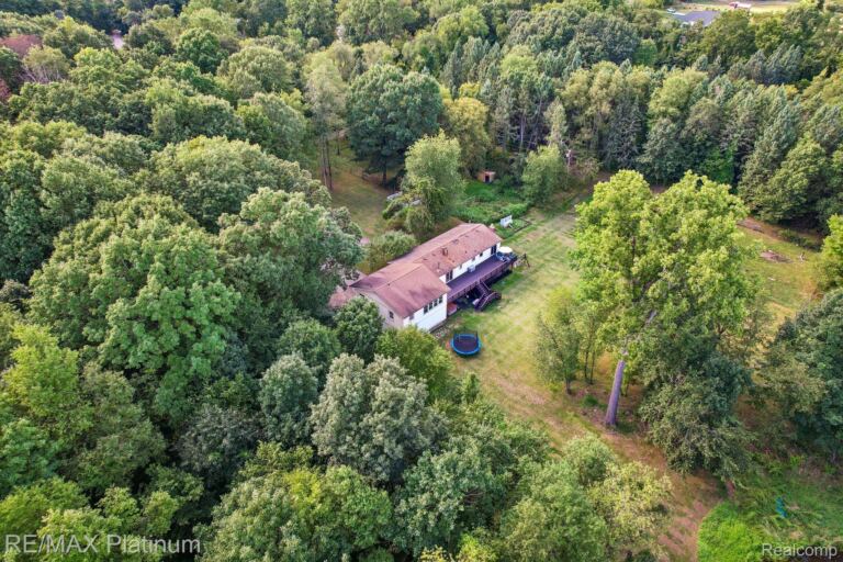 2805 Harmony Ln, Milford Charter Township