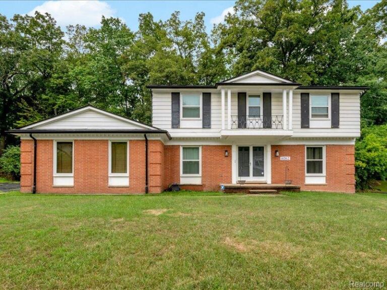 6062 Pinecroft Dr, West Bloomfield Charter Township
