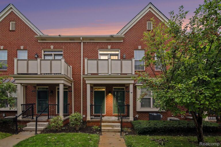 1111 Fountain View Cir, South Lyon