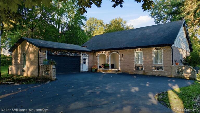 5355 W Doherty Dr, West Bloomfield Charter Township