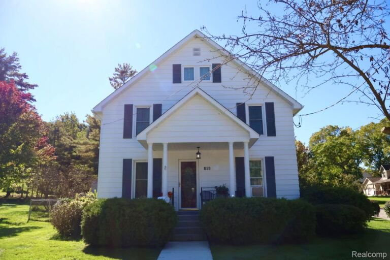 819 W Shiawassee Ave, Fenton