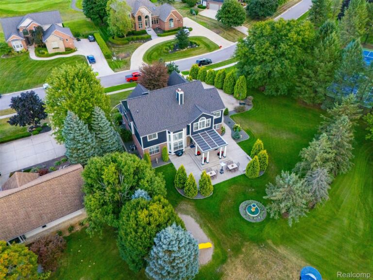 624 Nairn Cir, Highland Charter Township