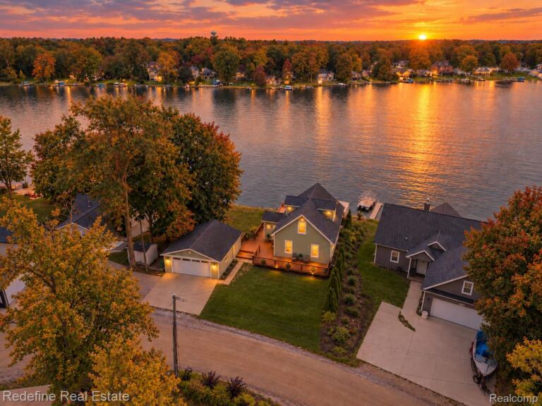 6186 Fonda Lake Dr, Green Oak Township