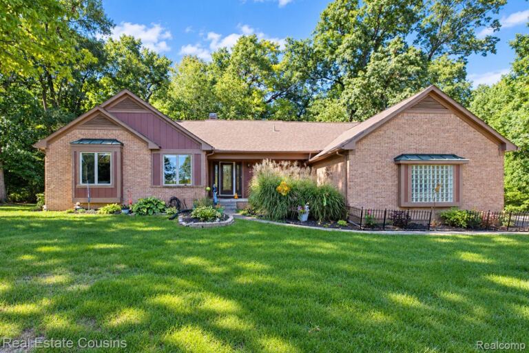 5123 Canyon Oaks Dr, Brighton Township