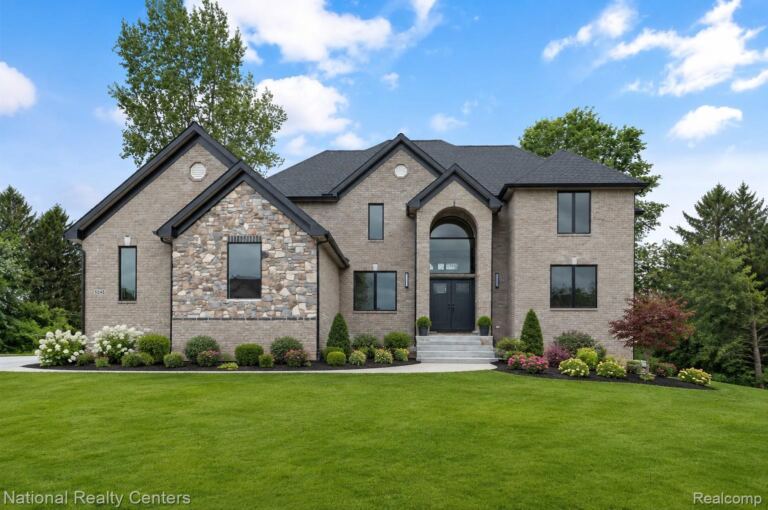 5245 Buell Dr, Commerce Charter Township
