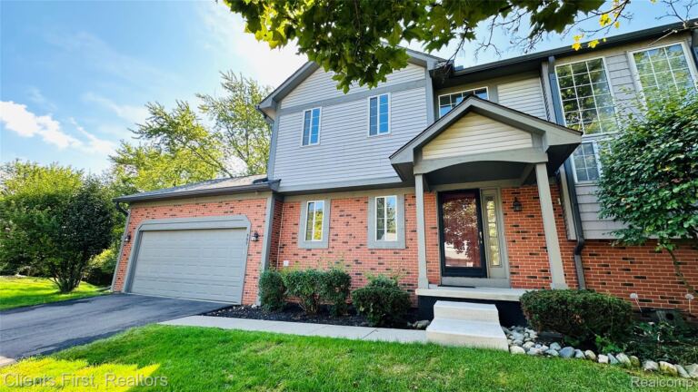 597 Winwood Cir, Walled Lake