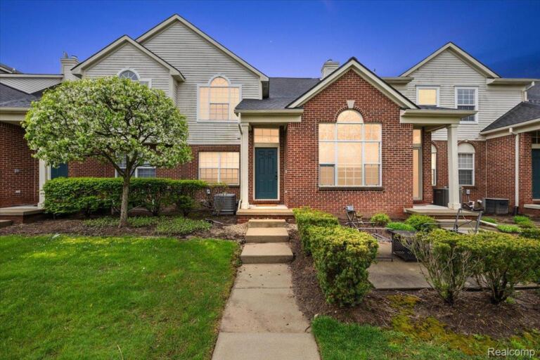 27204 Chantel Dr, Walled Lake