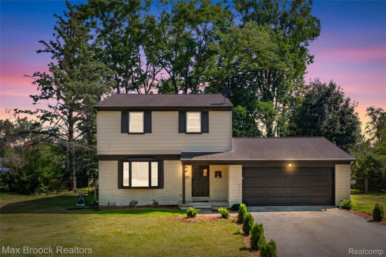 1874 Hopkins Dr, Wixom