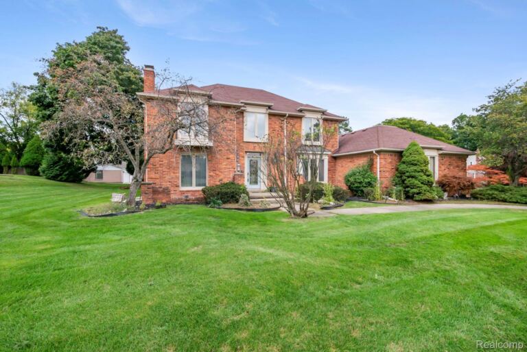 5460 Walnut Knoll Ct, West Bloomfield Charter Township