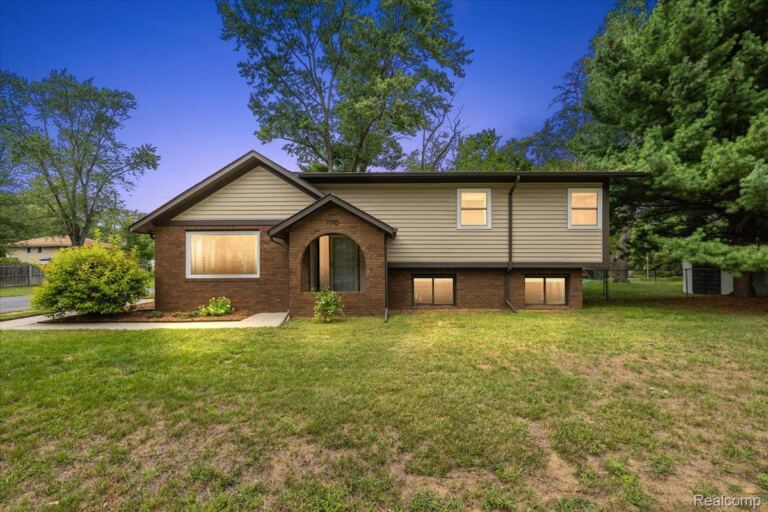 7710 Richardson Rd, West Bloomfield Charter Township