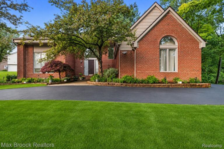 2295 Shore Hill Dr, West Bloomfield Charter Township