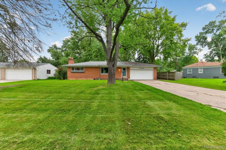 5539 Sunwood Dr, Waterford Charter Township
