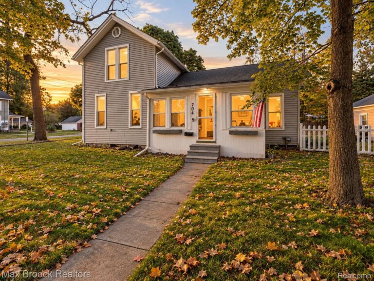 704 E Washington St, Howell