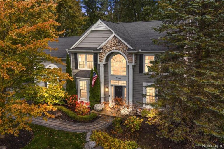 3592 Sunnyside Ct, Oakland Charter Township