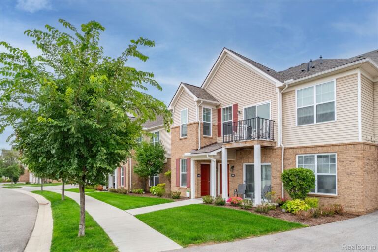 9888 Ridge Run St, Hartland Township