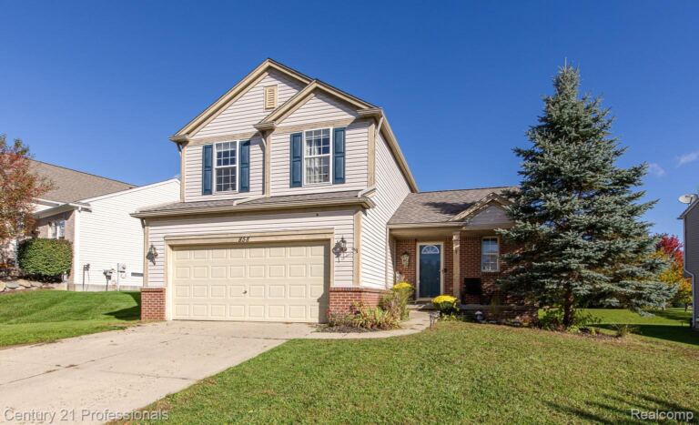858 Canyon Creek Dr, Holly Township