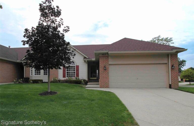 487 Woodvale Dr, Commerce Charter Township