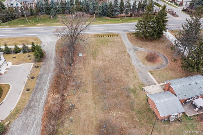 2041 W Maple Road, Commerce Charter Township