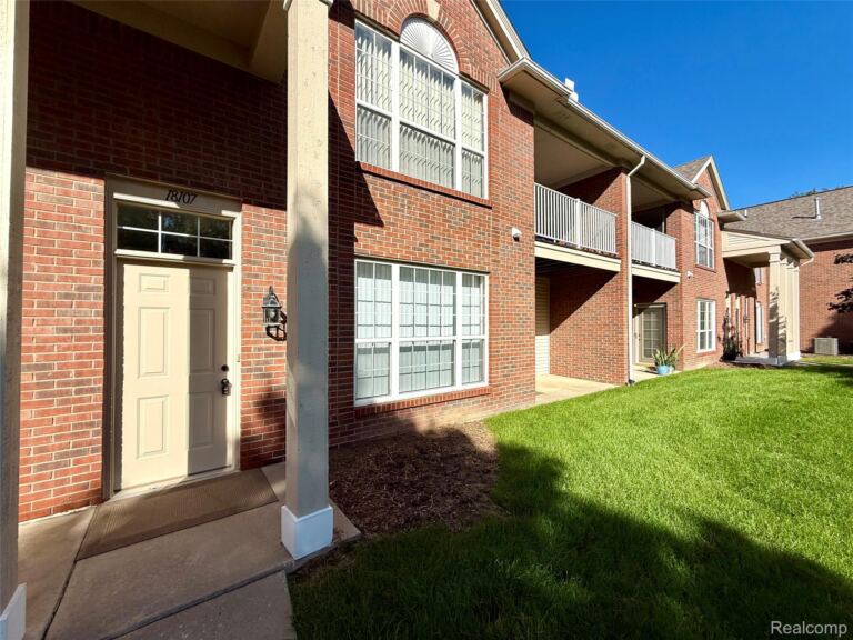 18107 Chesapeake Cir, Commerce Charter Township