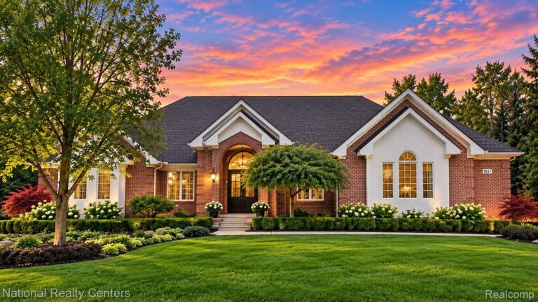 1937 Carsons Cove, Commerce Charter Township