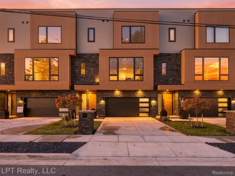 525 Walnut St, Brighton