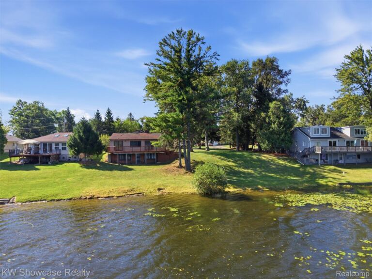 1675 Highland Park Dr, Highland Charter Township