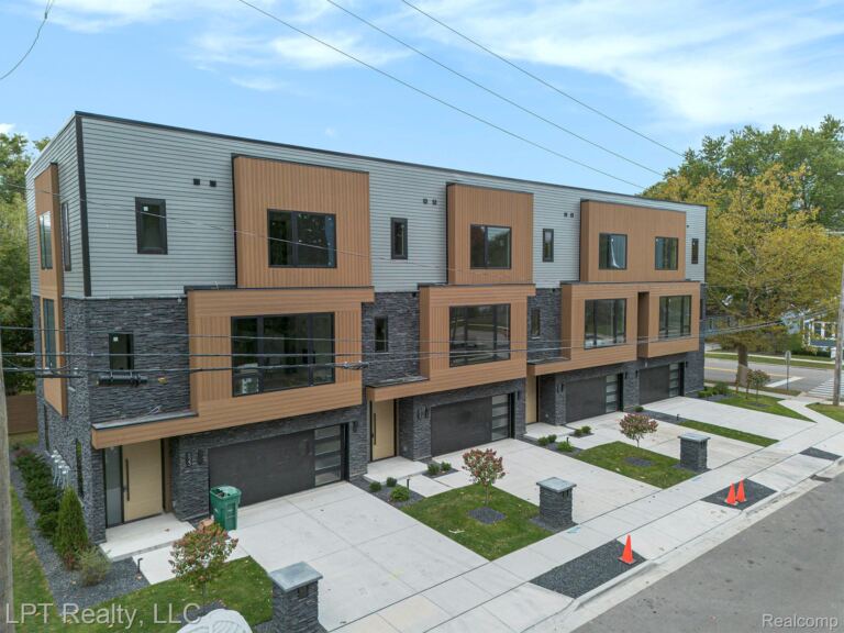 525 Walnut St, Brighton